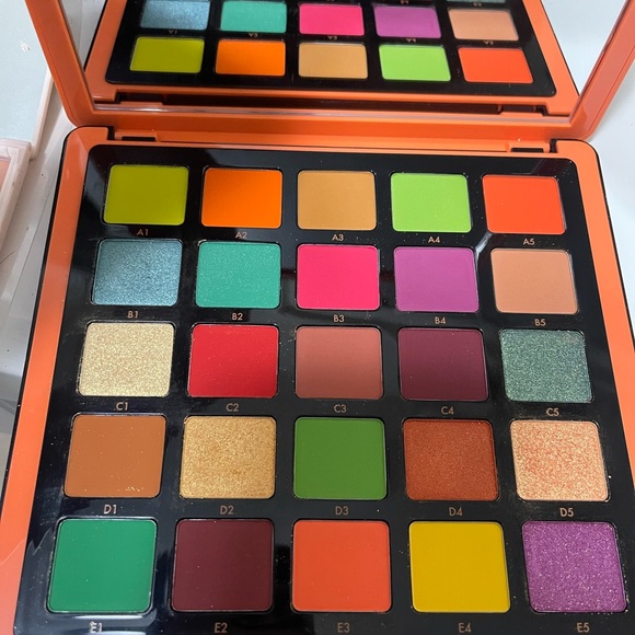 Amazing Makeup Bundle - Picture 2 of 6